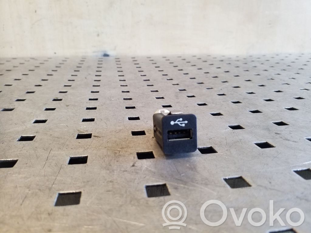 BMW 5 F10 F11 USB jungtis 