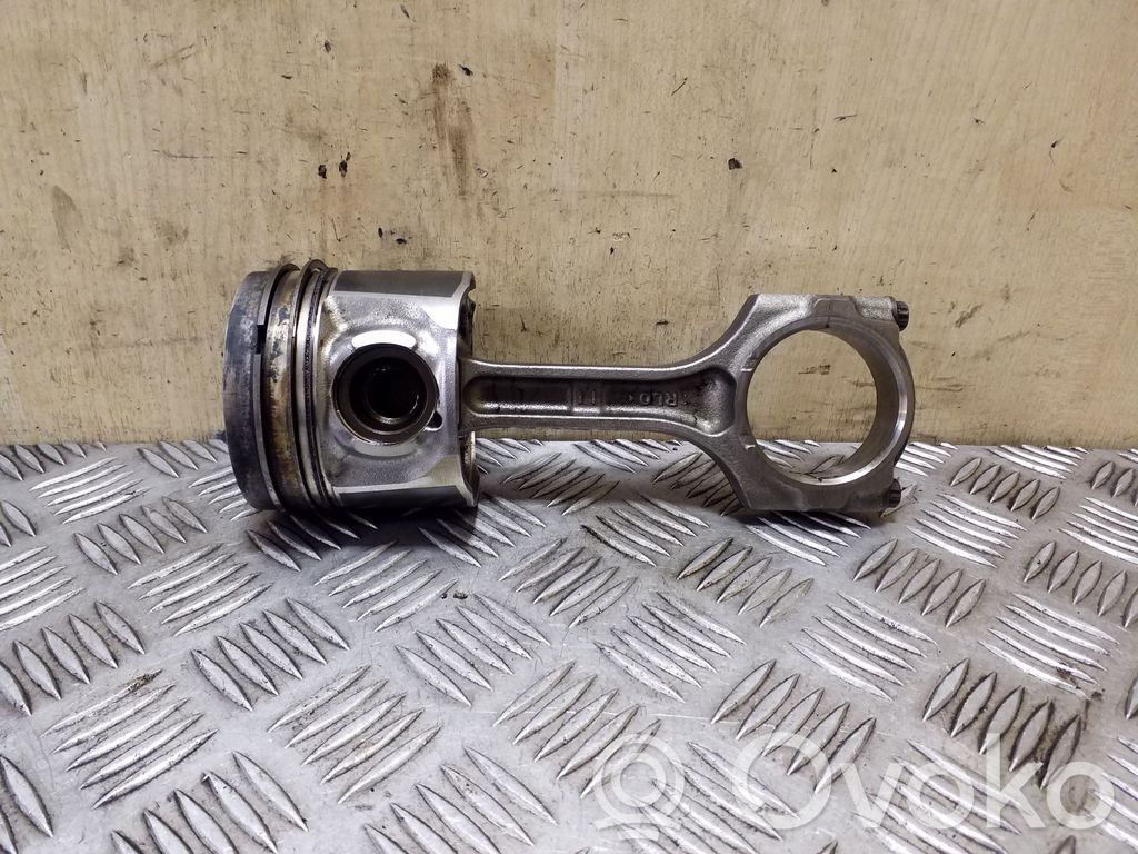Honda CR-V Piston with connecting rod 