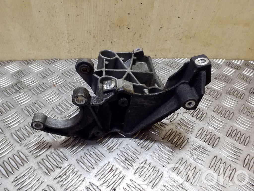 Audi Q5 SQ5 8R Power steering pump mounting bracket 