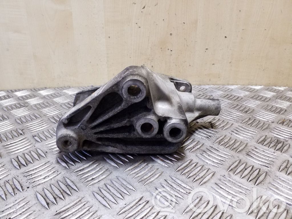 Chevrolet Captiva Engine mounting bracket 