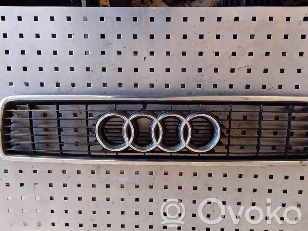 Audi 80 90 S2 B4 Etupuskurin ylempi jäähdytinsäleikkö 