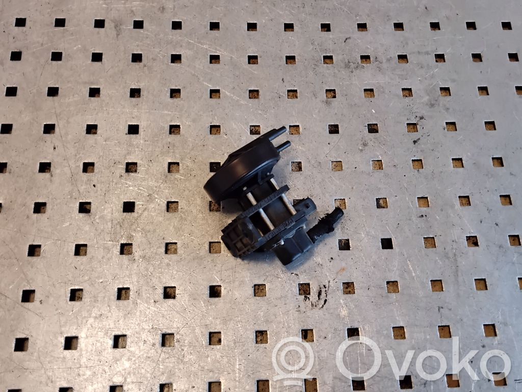 Audi 80 90 S2 B4 Solenoid supapă turbosuflantă 