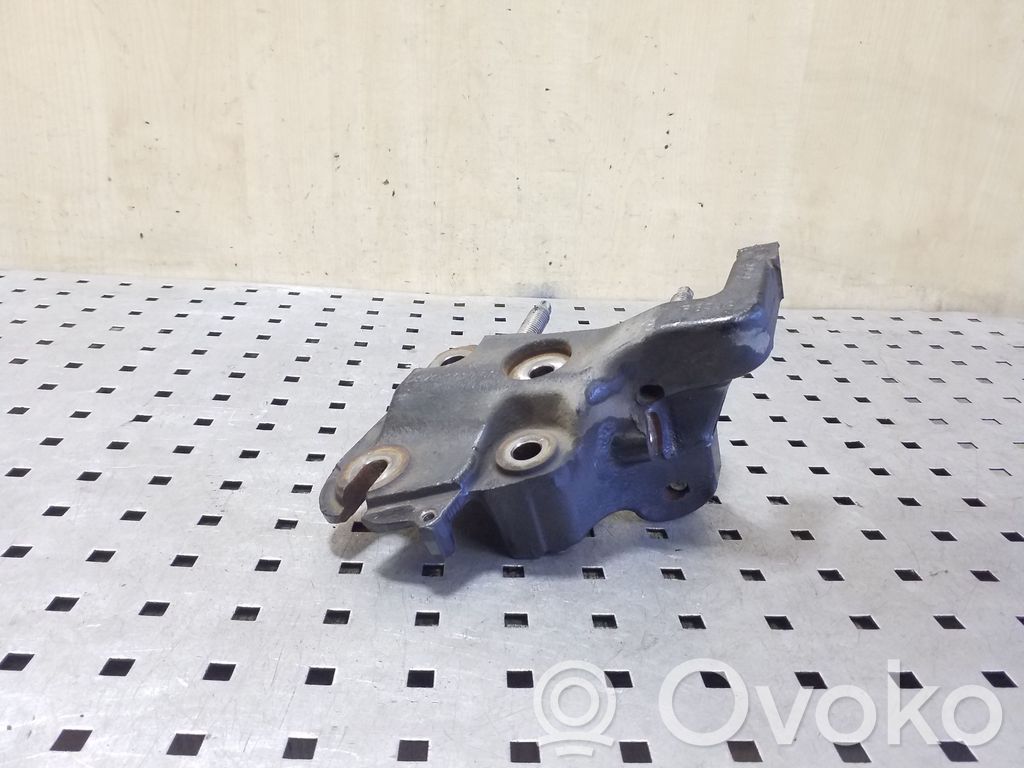 Engine mounting bracket   DS7Q6030BD
