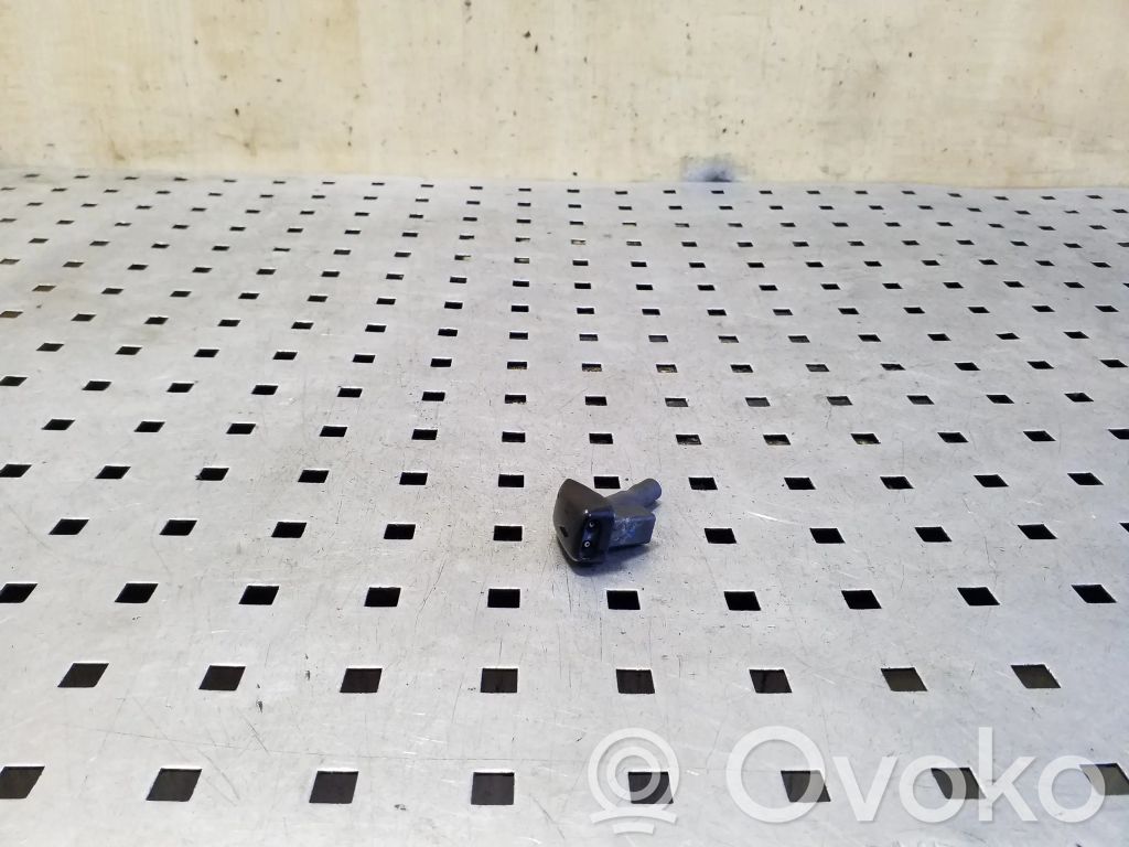 Windshield washer spray nozzle