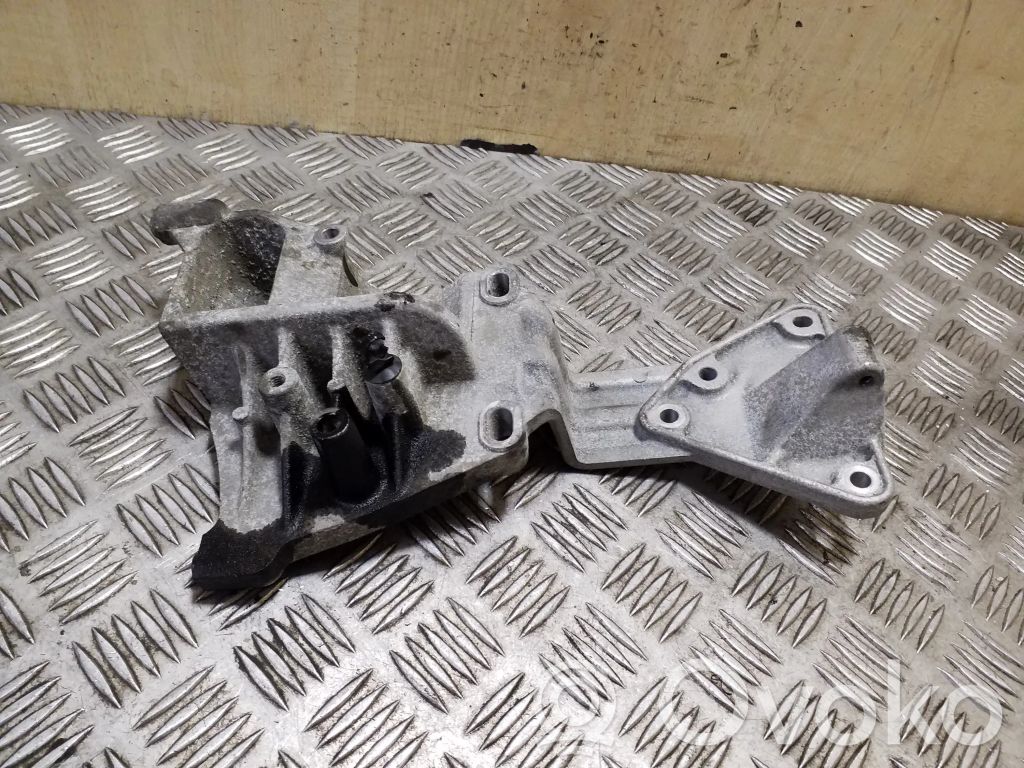 Volvo V40 Generator/alternator bracket 