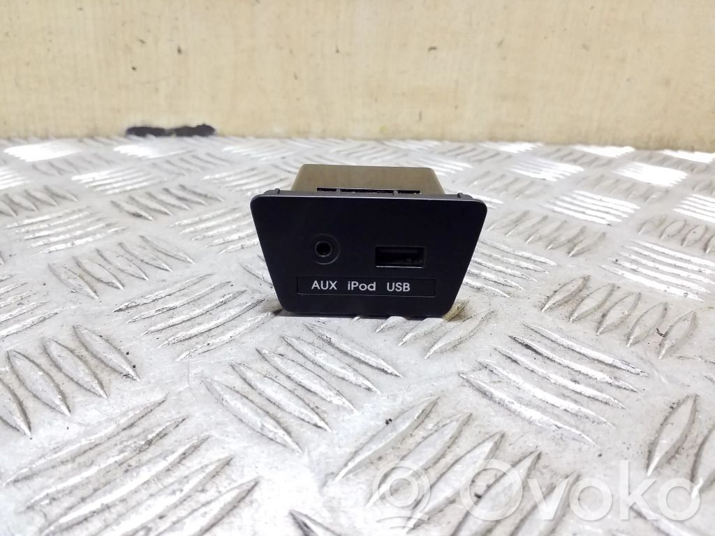Hyundai ix35 Enchufe conector entrada auxiliar 