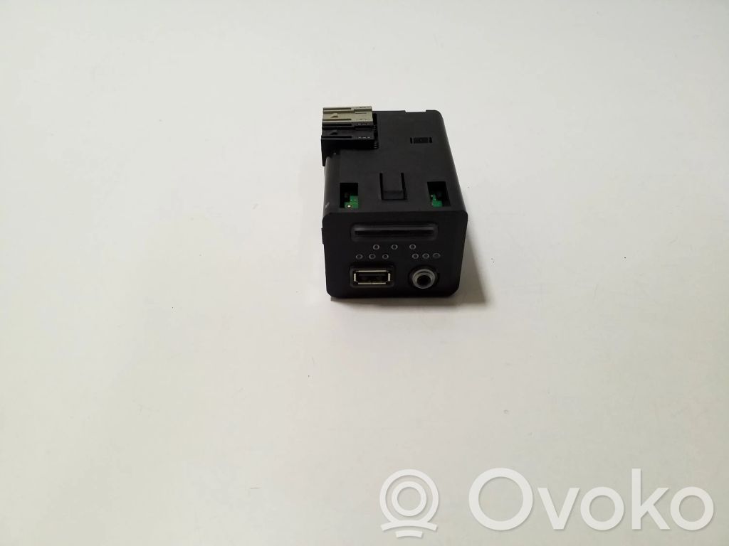 Enchufe conector USB   68146071AC