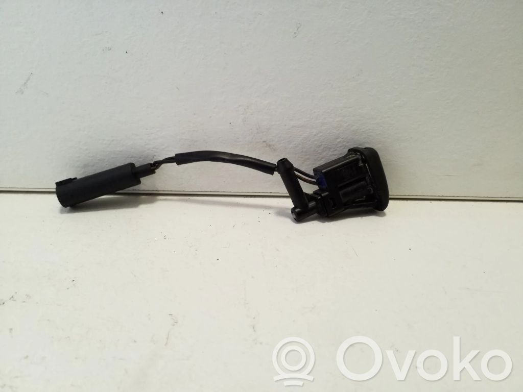 BMW X3 E83 Windshield washer spray nozzle 