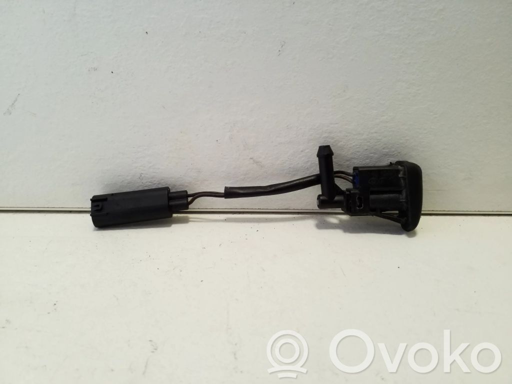 BMW X3 E83 Windshield washer spray nozzle 
