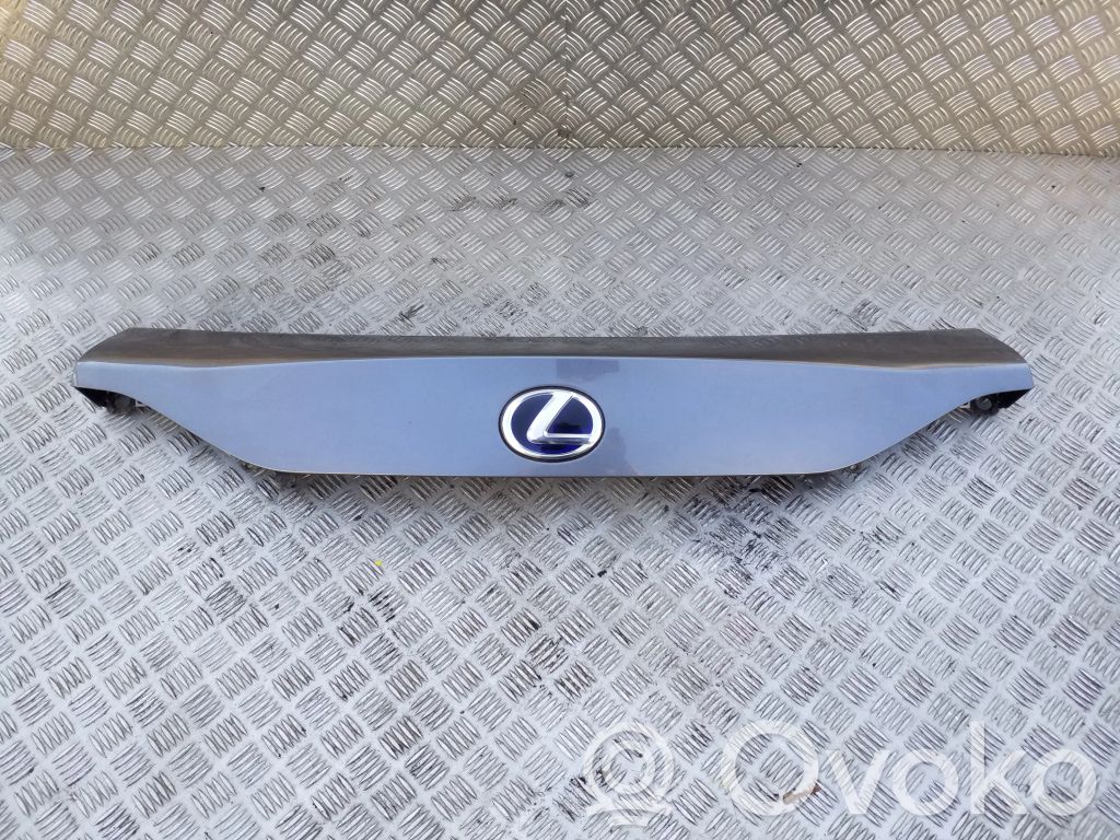 Lexus CT 200H Trunk door license plate light bar 