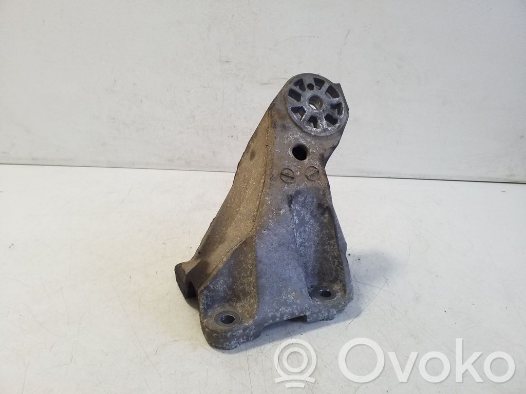 Volkswagen Touareg II Engine mounting bracket 