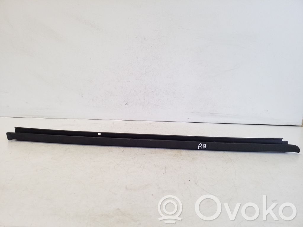 Dodge Nitro Etuoven lasin muotolista
