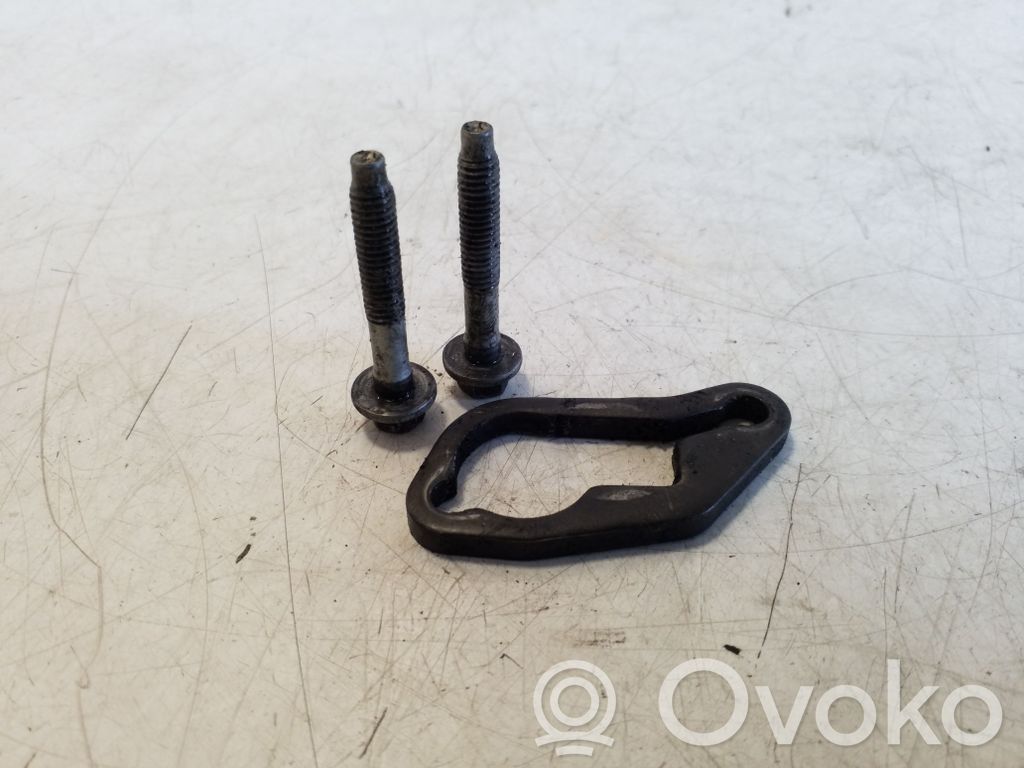 Abrazadera del inyector de combustible   0811