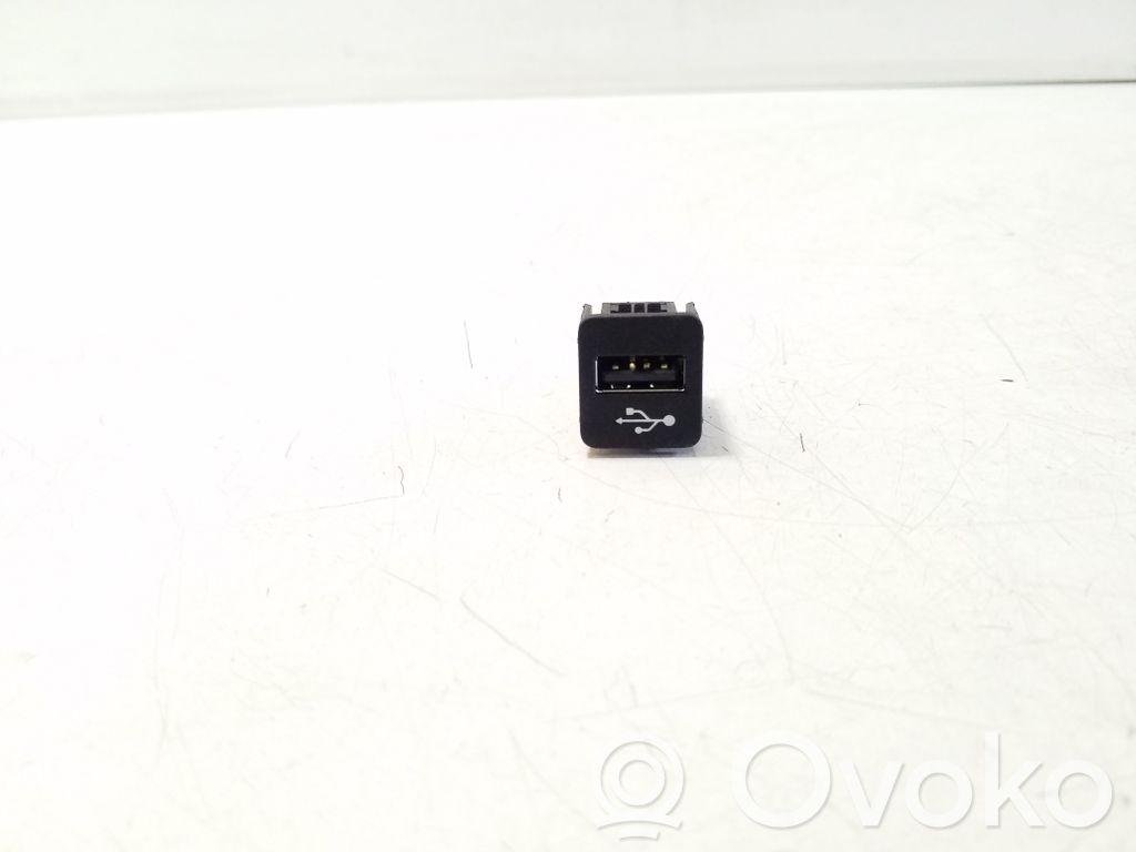 BMW 3 G20 G21 USB socket connector 