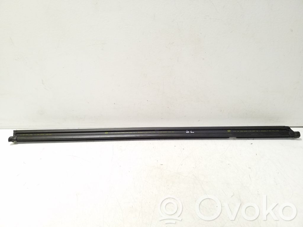 Volkswagen Golf VIII Listwa / Uszczelka szyby drzwi tylnych 