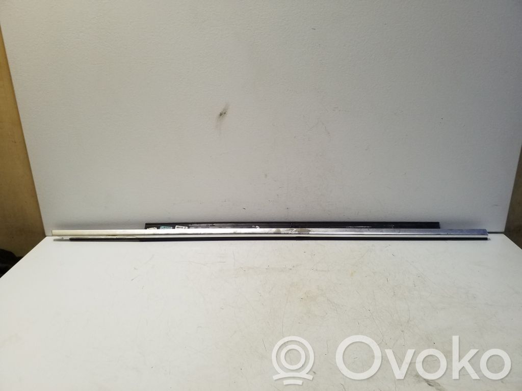 Audi Q3 8U Listwa / Uszczelka szyby drzwi przednich 