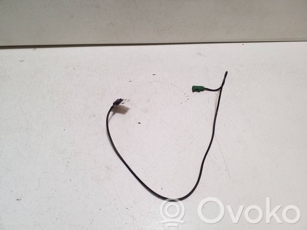 Tesla Model S Pystyantennivahvistin 