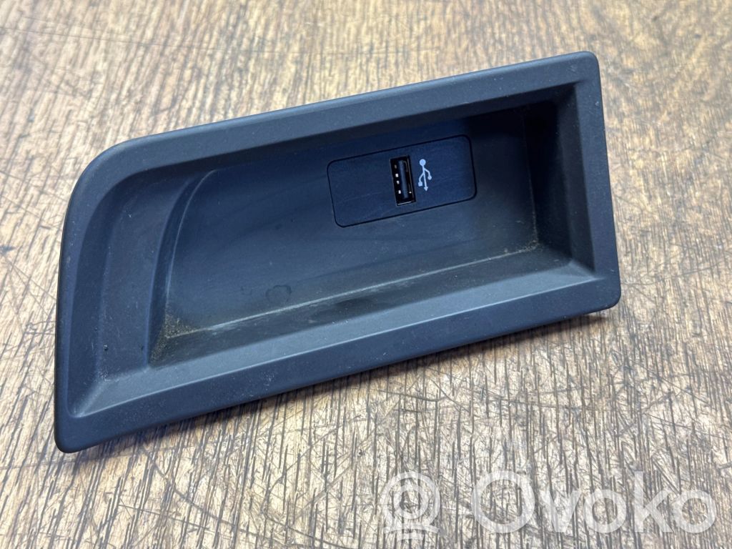 BMW 2 F22 F23 Gniazdo / Złącze USB 