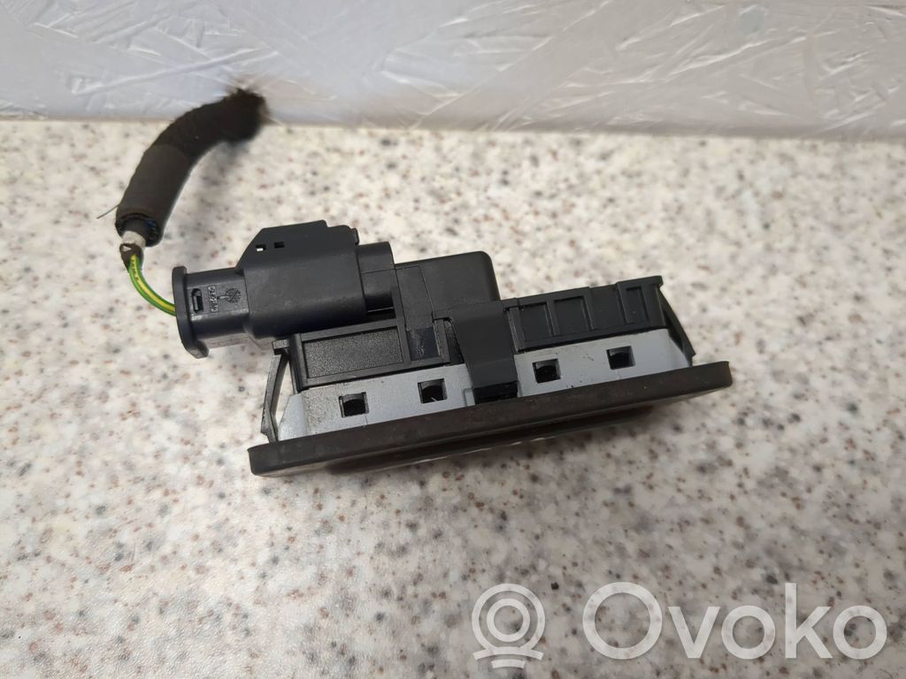 Tailgate opening switch