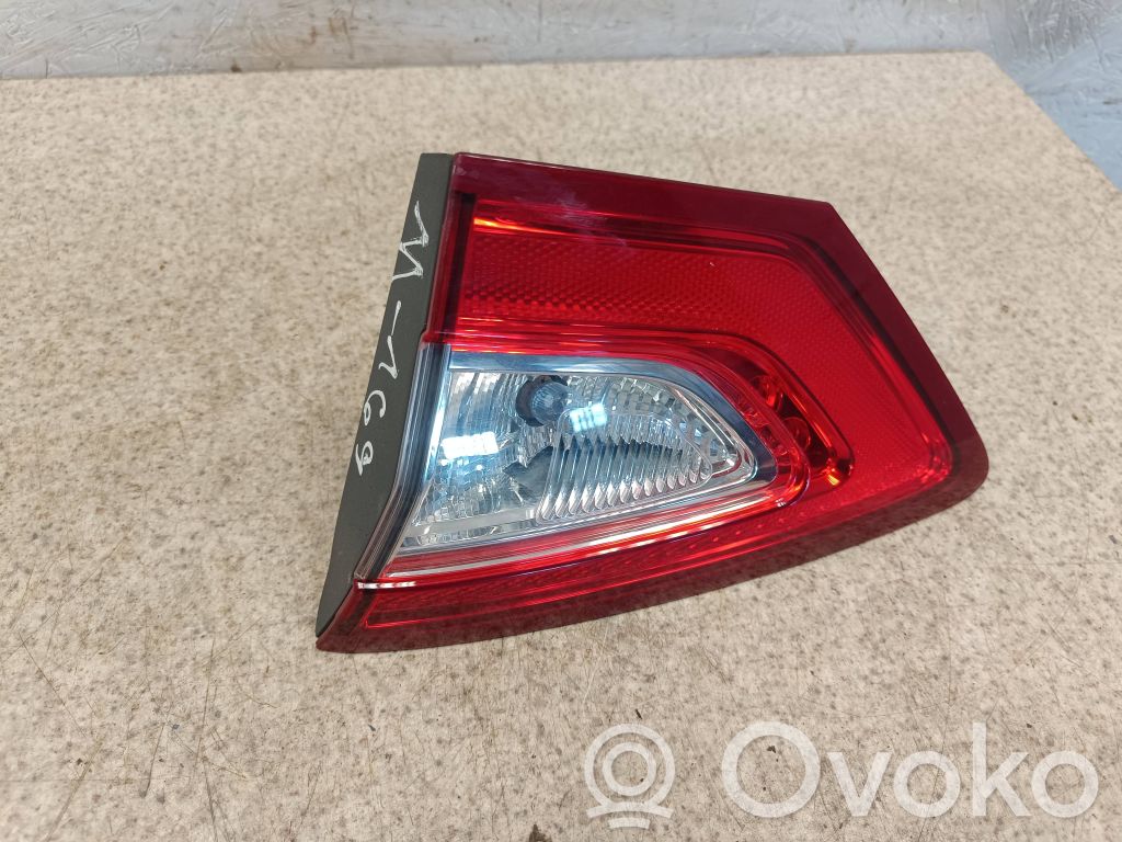 Ford Mondeo MK V Aizmugurējais lukturis pārsegā 