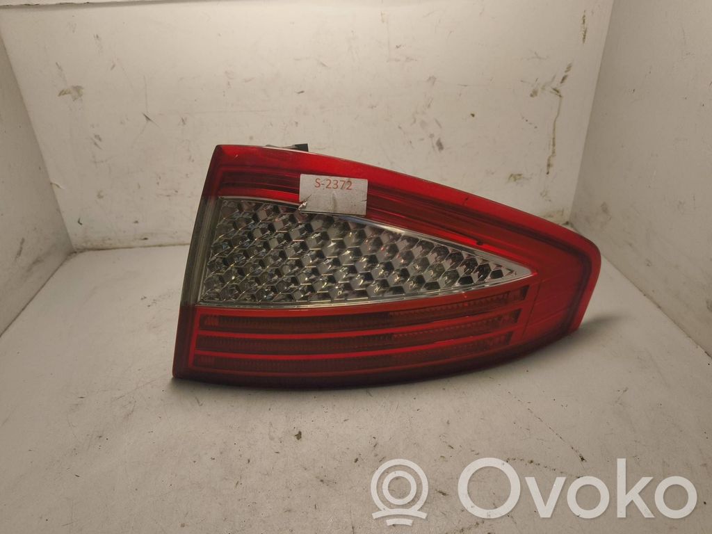 Ford Mondeo MK IV Aizmugurējais lukturis virsbūvē 