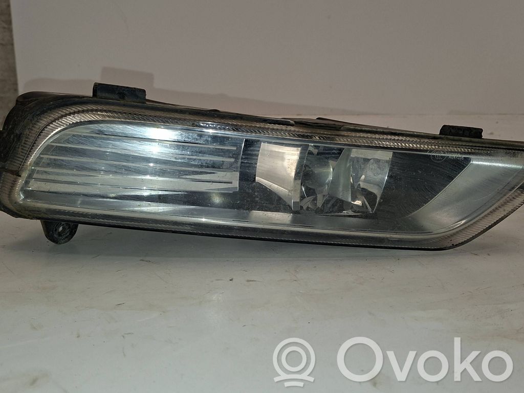 Volkswagen PASSAT B7 Miglas lukturis priekšā 
