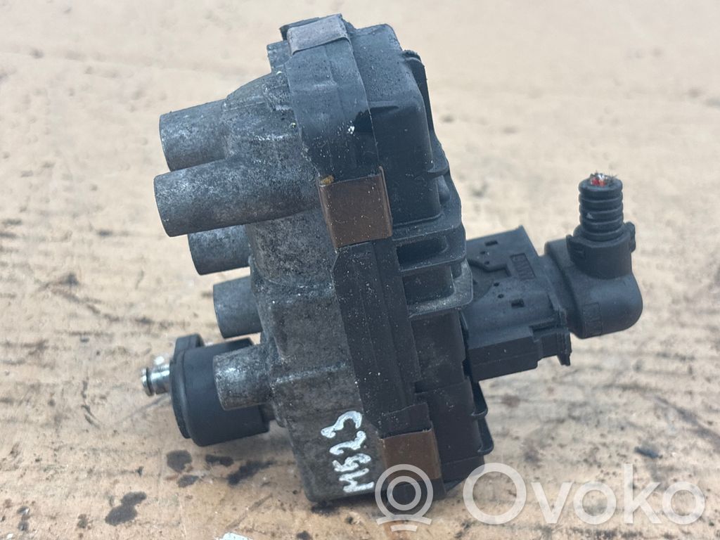 BMW 5 F10 F11 Actuador electrico turbo 