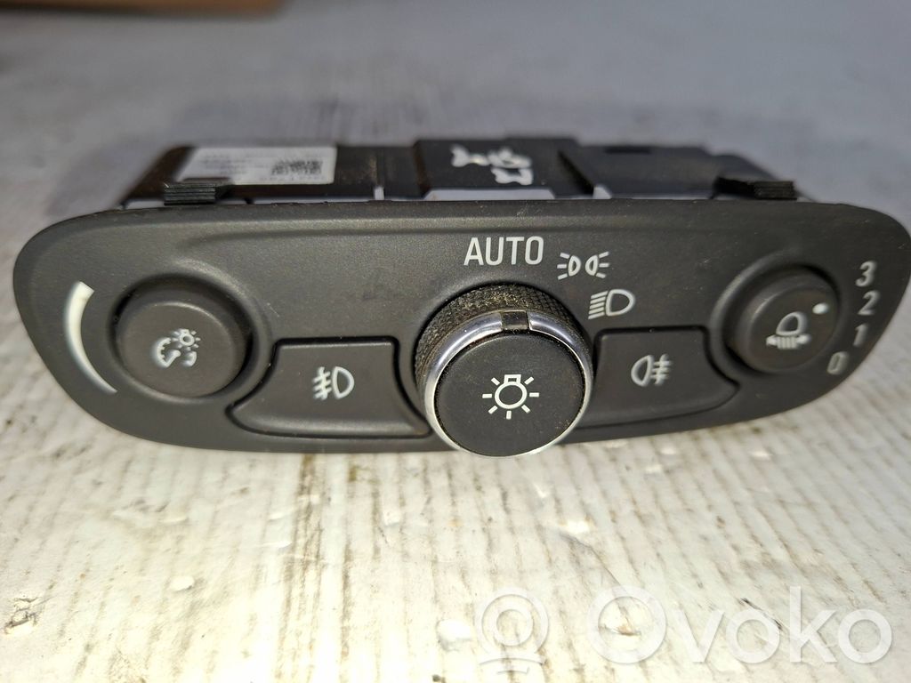 Opel Insignia B Light switch 