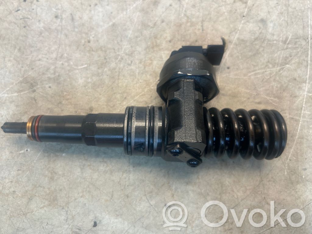 Volkswagen PASSAT B6 Fuel injector 