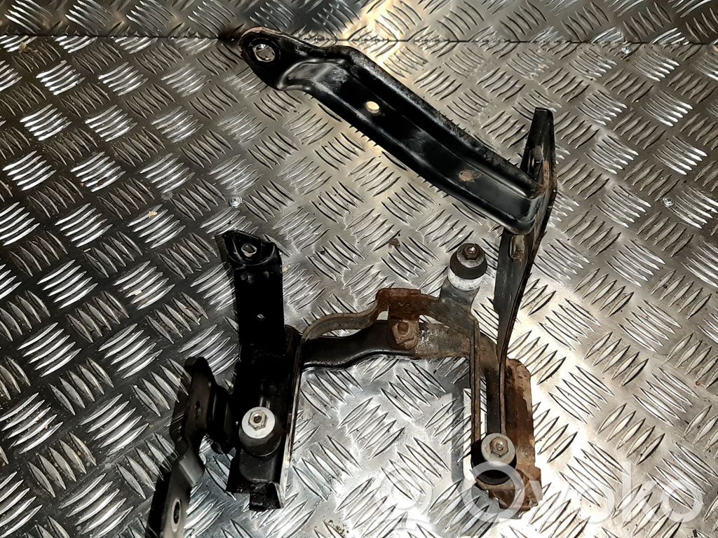 Volvo V50 Power steering pump mounting bracket 