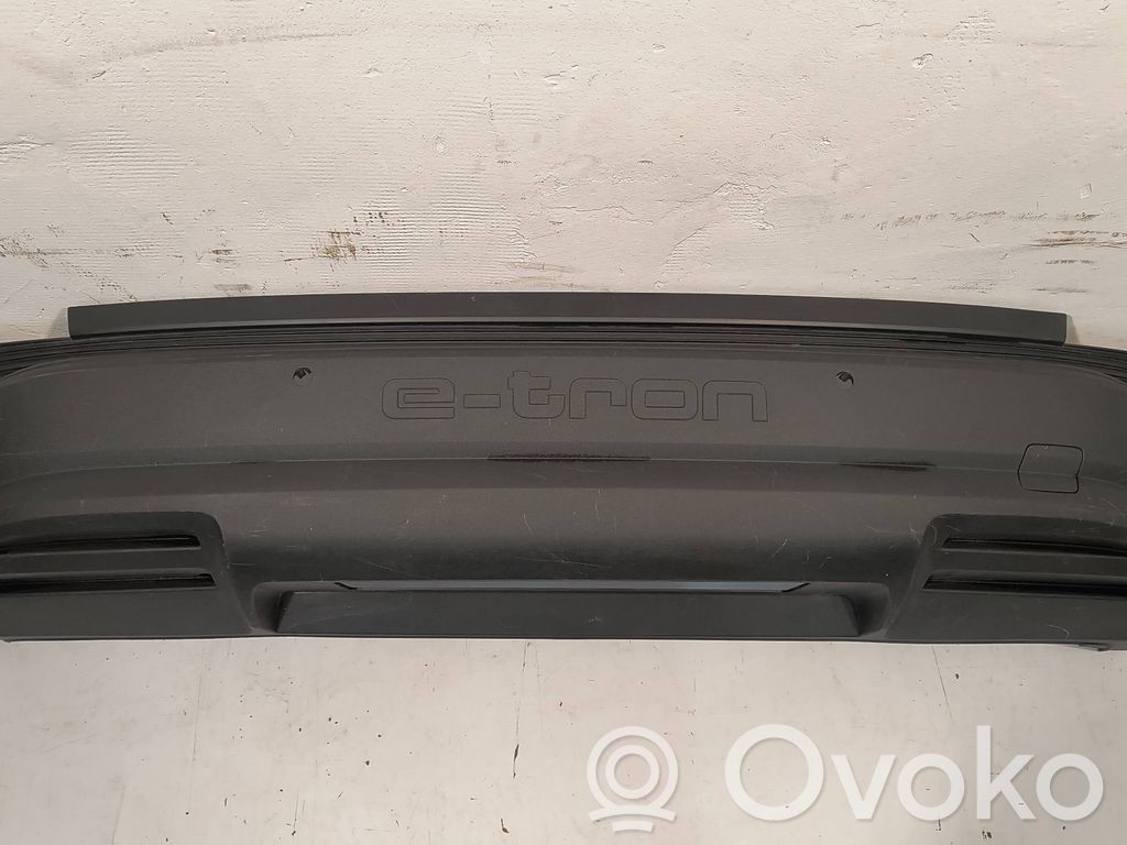 Audi Q4 Sportback e-tron Moldura embellecedora de la barra del amortiguador trasero 