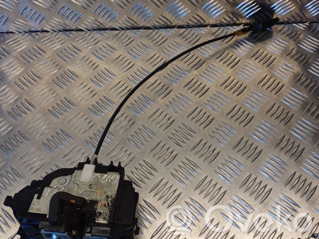 Renault Clio III Priekšpusē slēdzene 