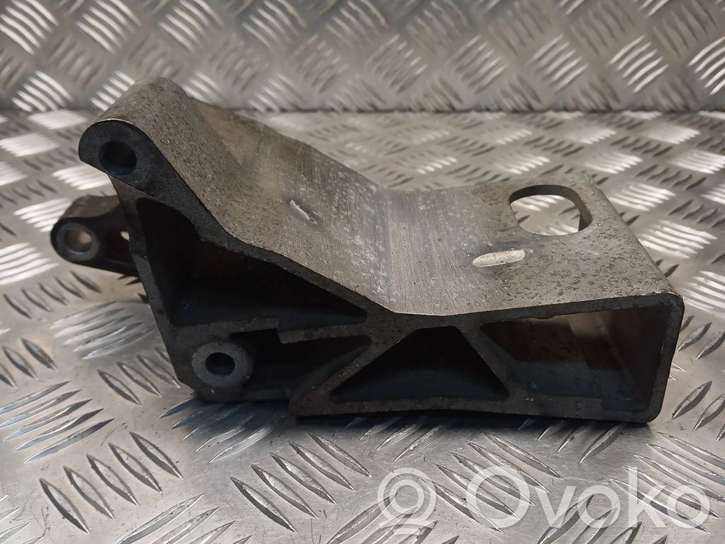 Volvo S60 Engine mounting bracket 