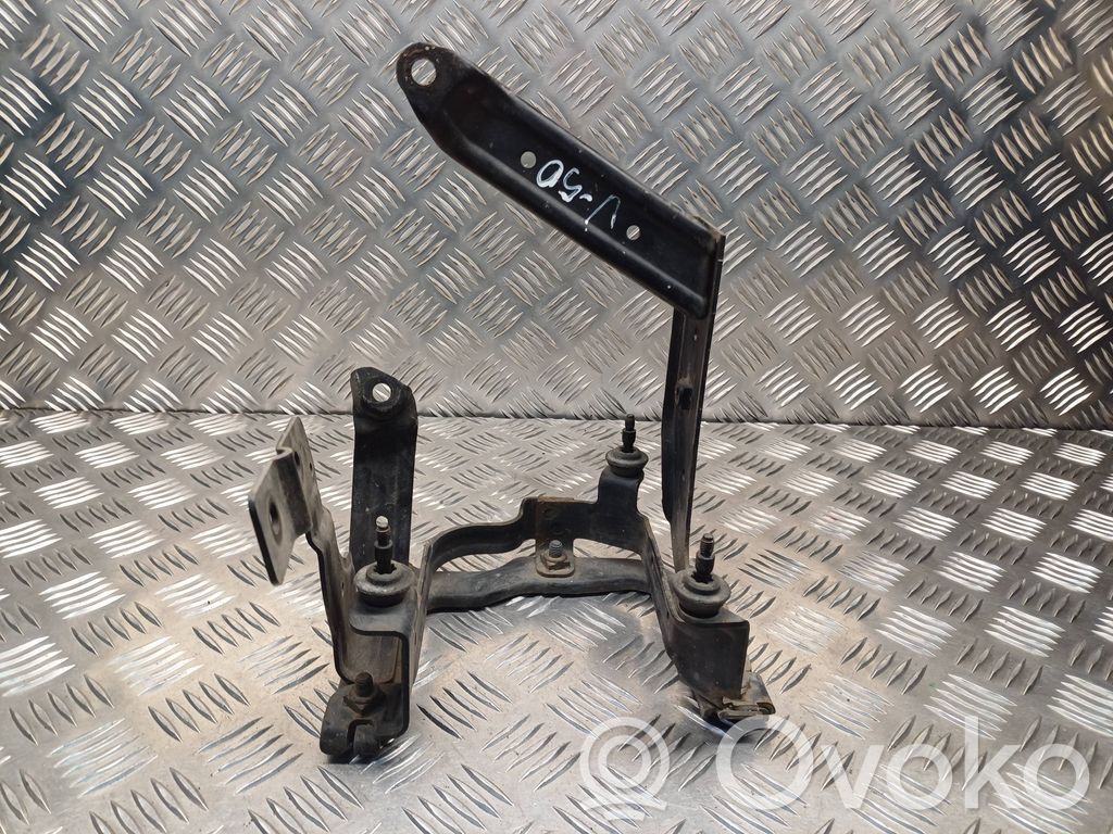 Volvo V50 Power steering pump mounting bracket 