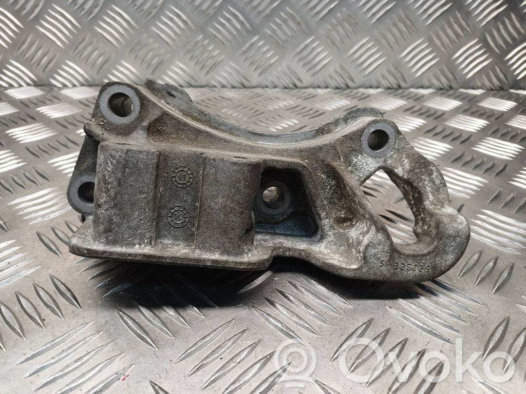 Engine mounting bracket   3M516030