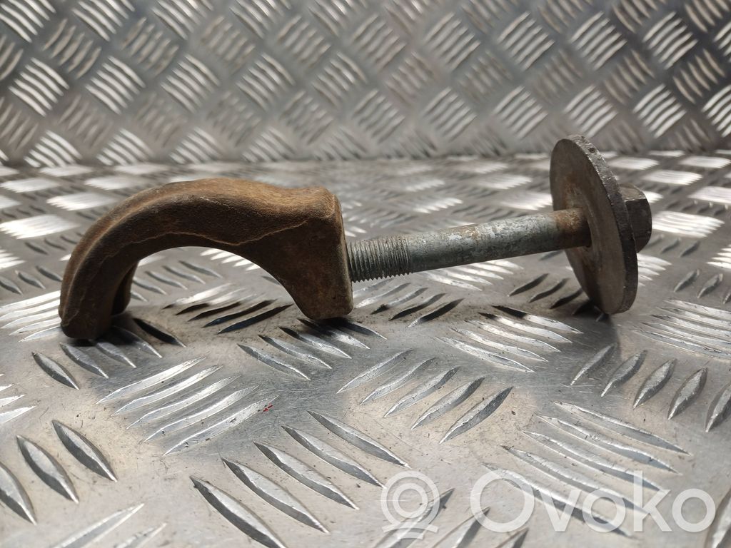Steering rack mounting bracket