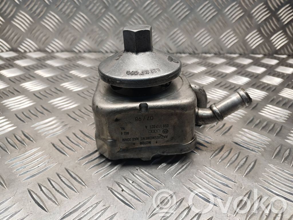 Audi A6 S6 C5 4B Halterung Ölfilter / Ölkühler 