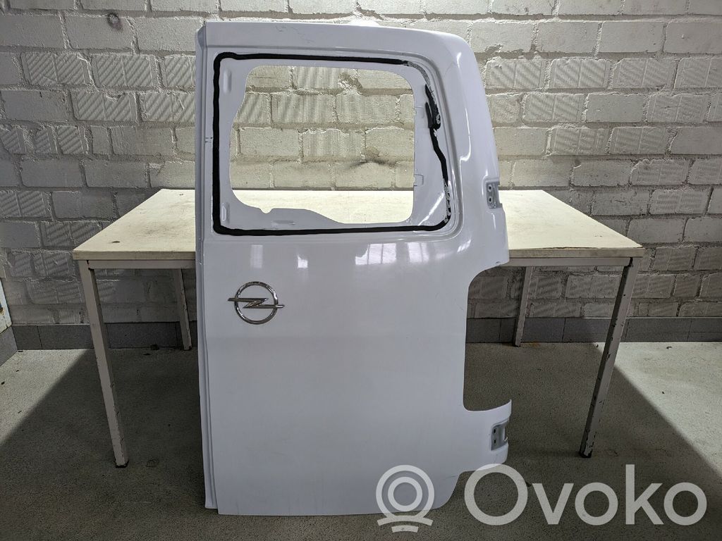 Opel Vivaro aizmugurējais borts 