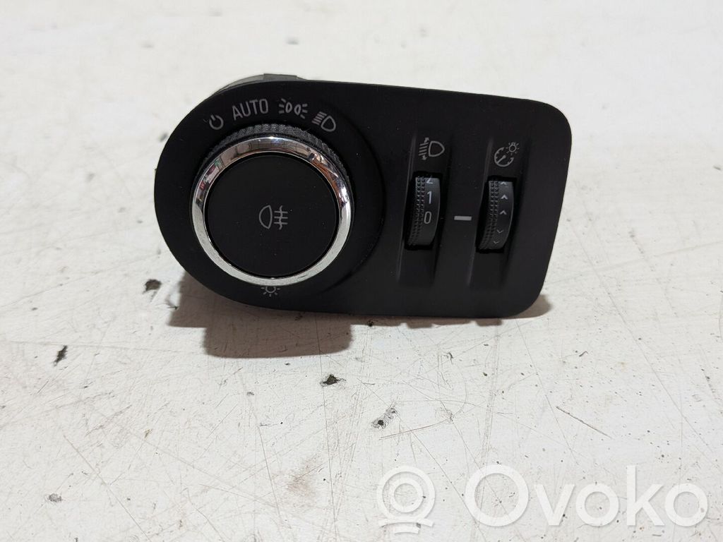 Light switch   13294816
