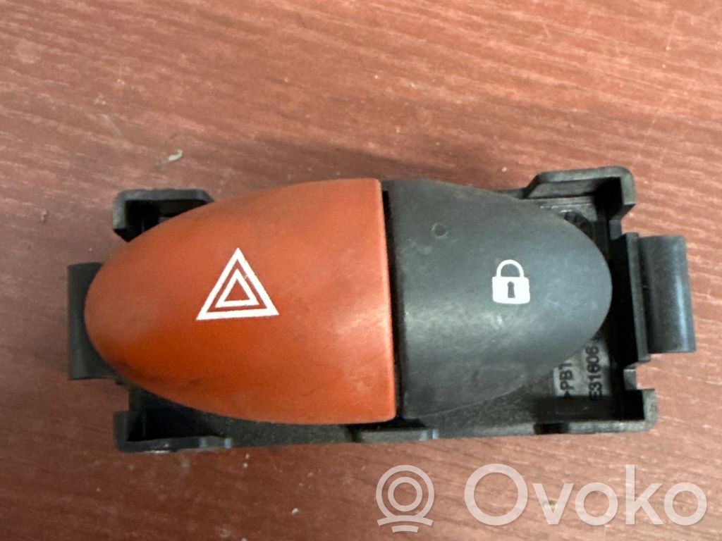 Renault Master III Avārijas lukturu slēdzis 