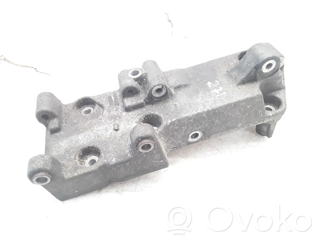 Volvo S40, V40 Engine mounting bracket 