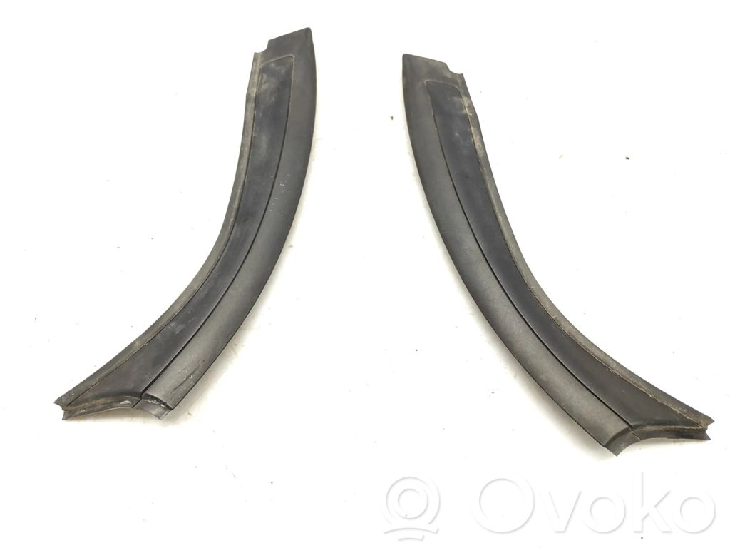 BMW Z4 E85 E86 (B) Pilarin verhoilu (ulkopuolinen) 