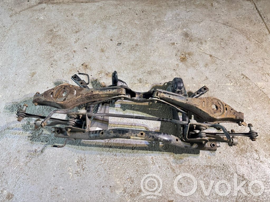 Volkswagen PASSAT B7 Rama pomocnicza tylna