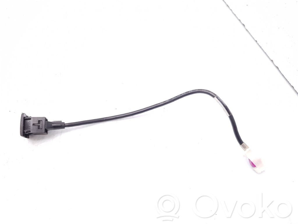 Mercedes-Benz SLK R172 USB socket connector 
