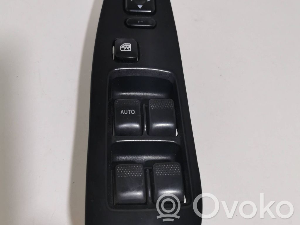Electric window control switch   83071AE020
