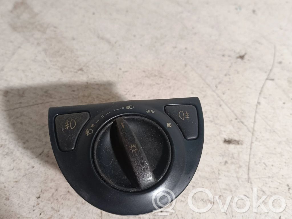 Light switch   1278613