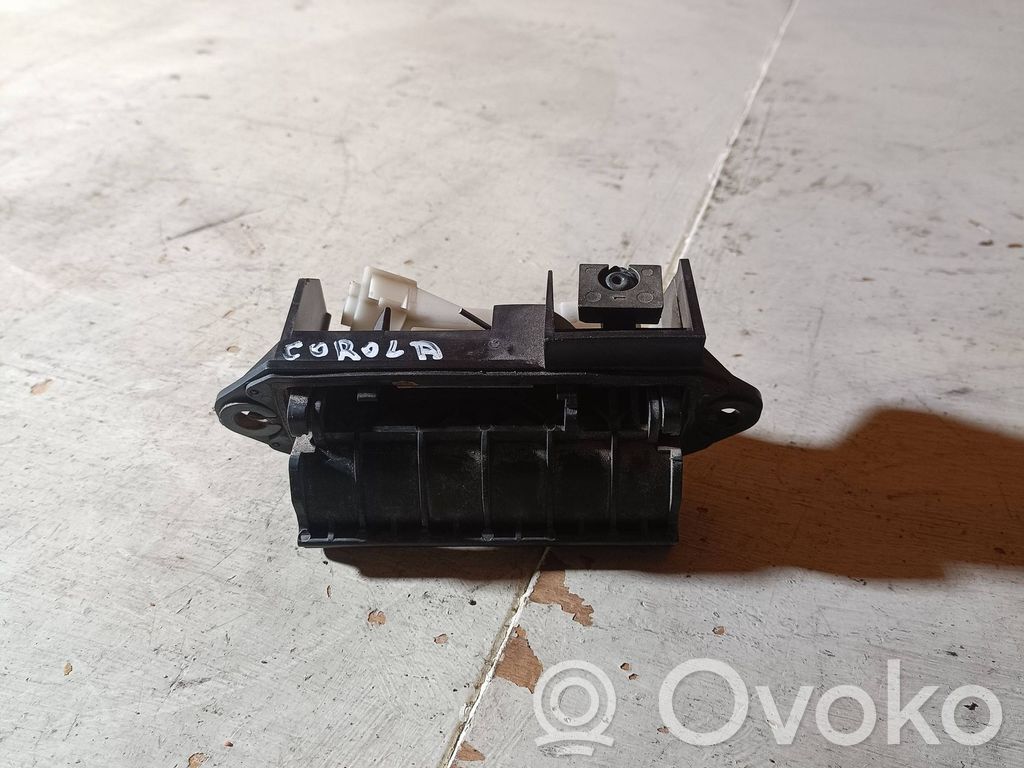 Loading door exterior handle
