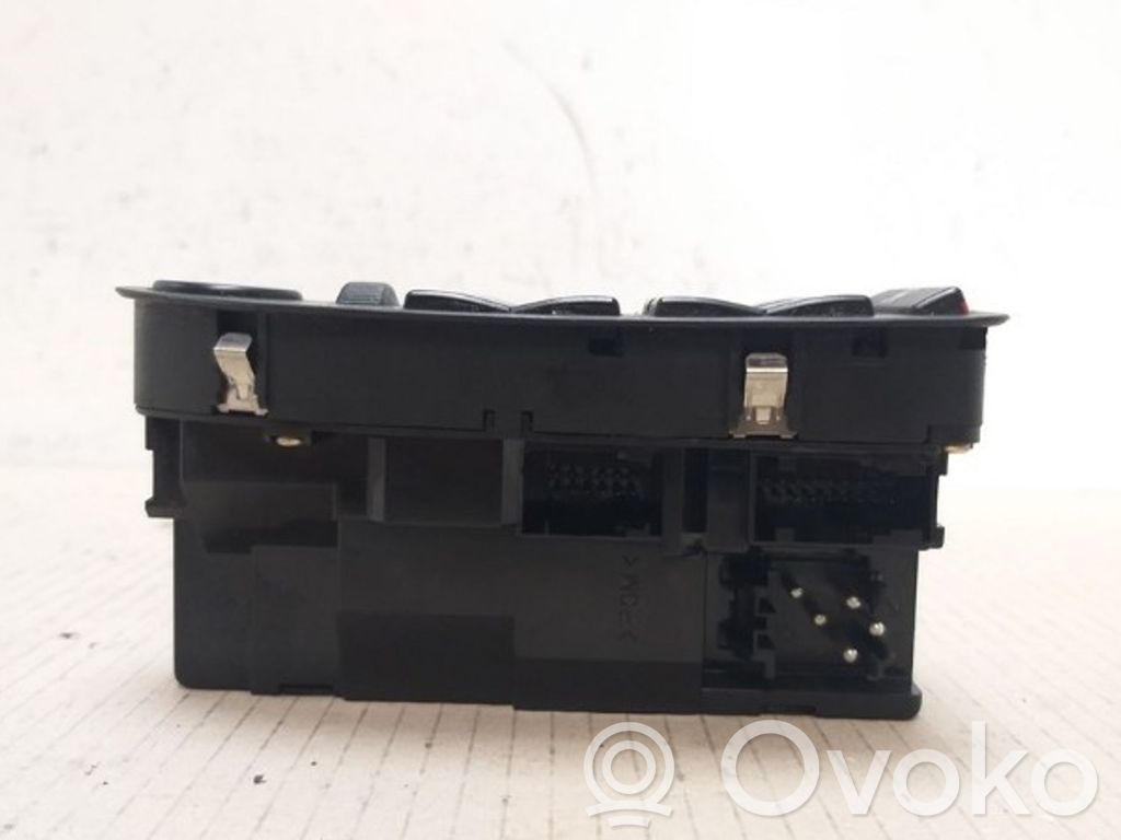 Electric window control switch   8368966,8368966