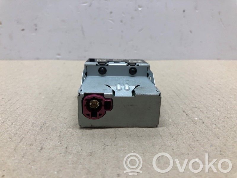 Polestar 2 Enchufe conector entrada auxiliar 