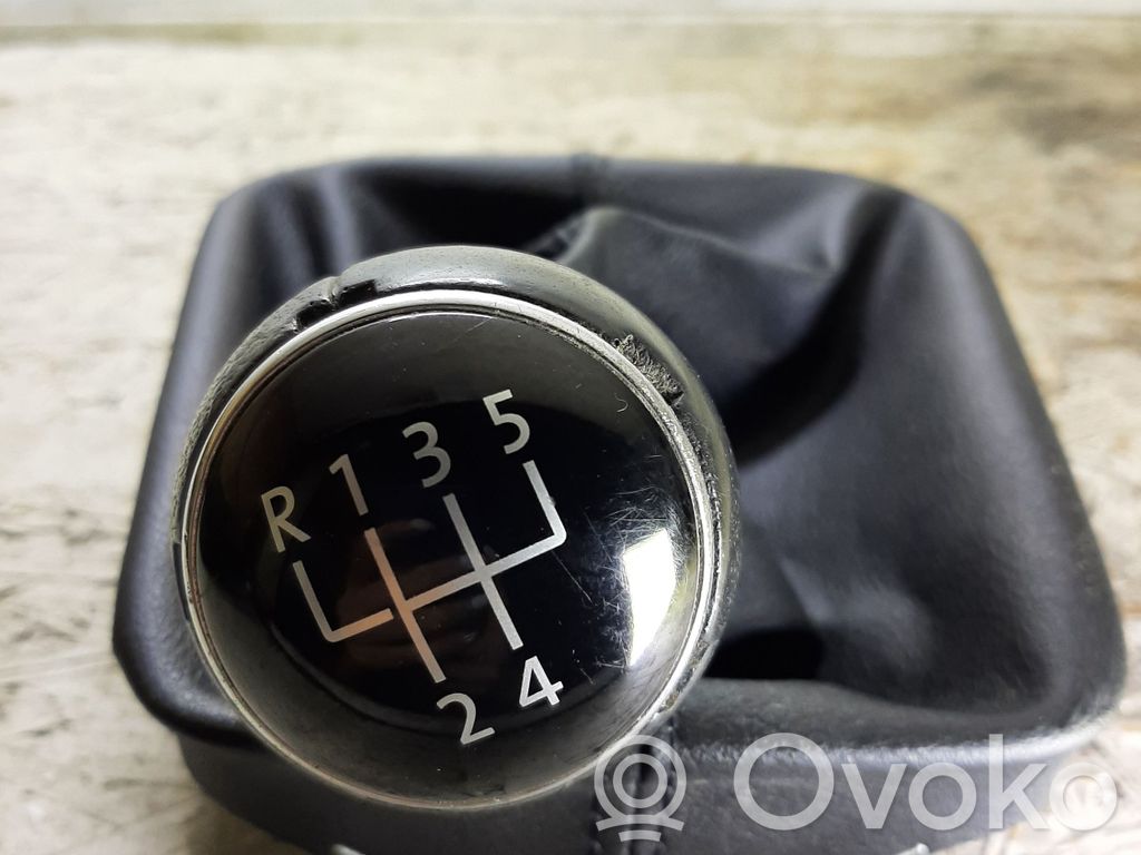 Volkswagen Jetta VI Gear lever shifter trim leather/knob 